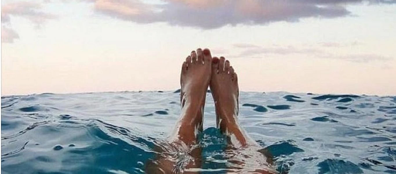 Κράμπα στην θάλασσα: Τι να κάνετε αν σας πιάσει την ώρα που κολυμπάτε